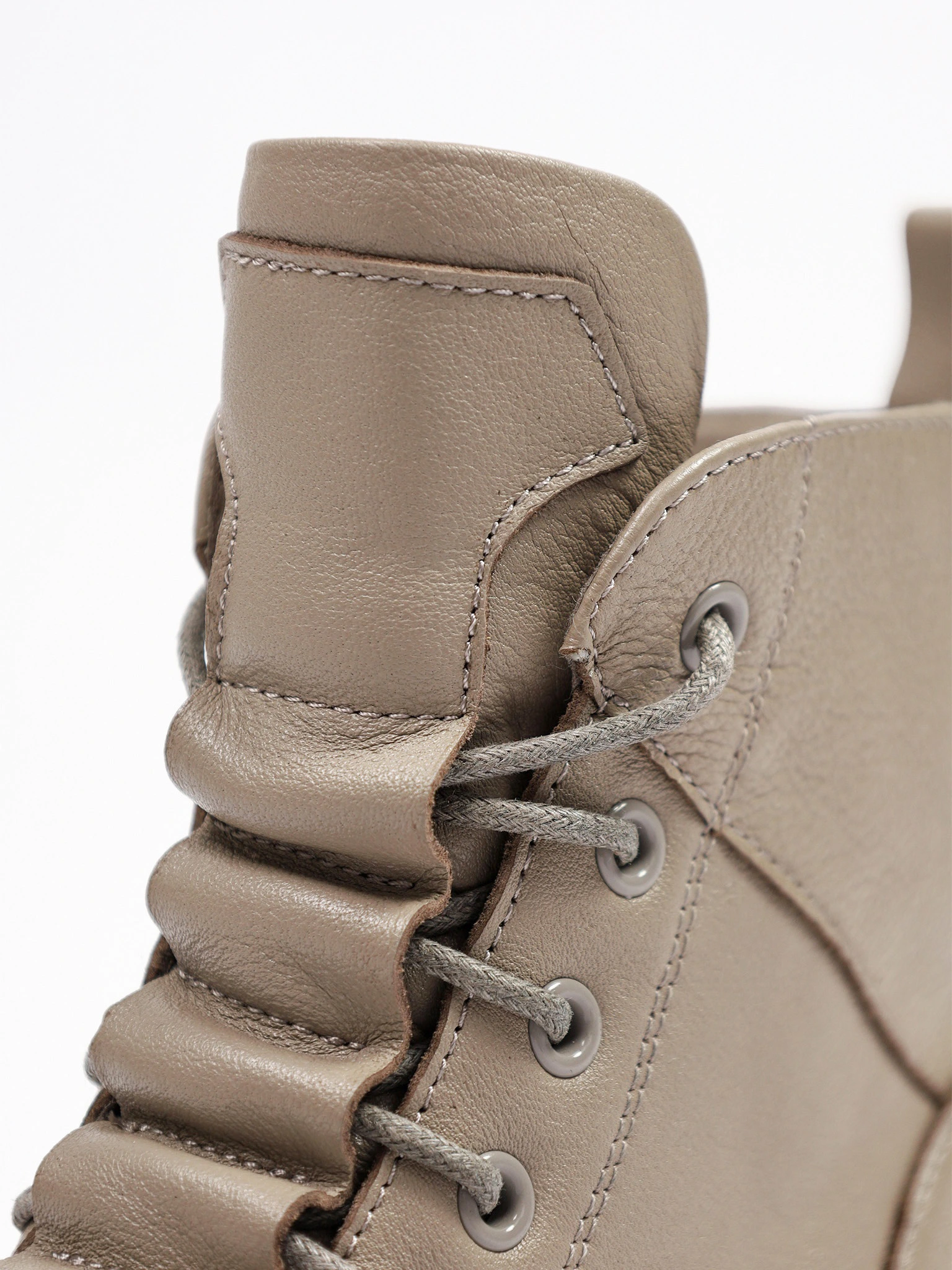 Ботинки бежевого цвета на средней платформе